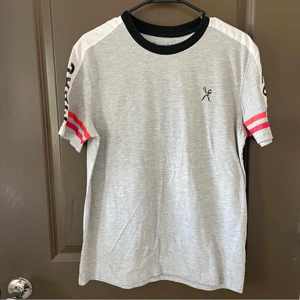 Marc Ecko Cut & Sew Gray Tee with Black Red White Accent Scissors Graphic Size M
